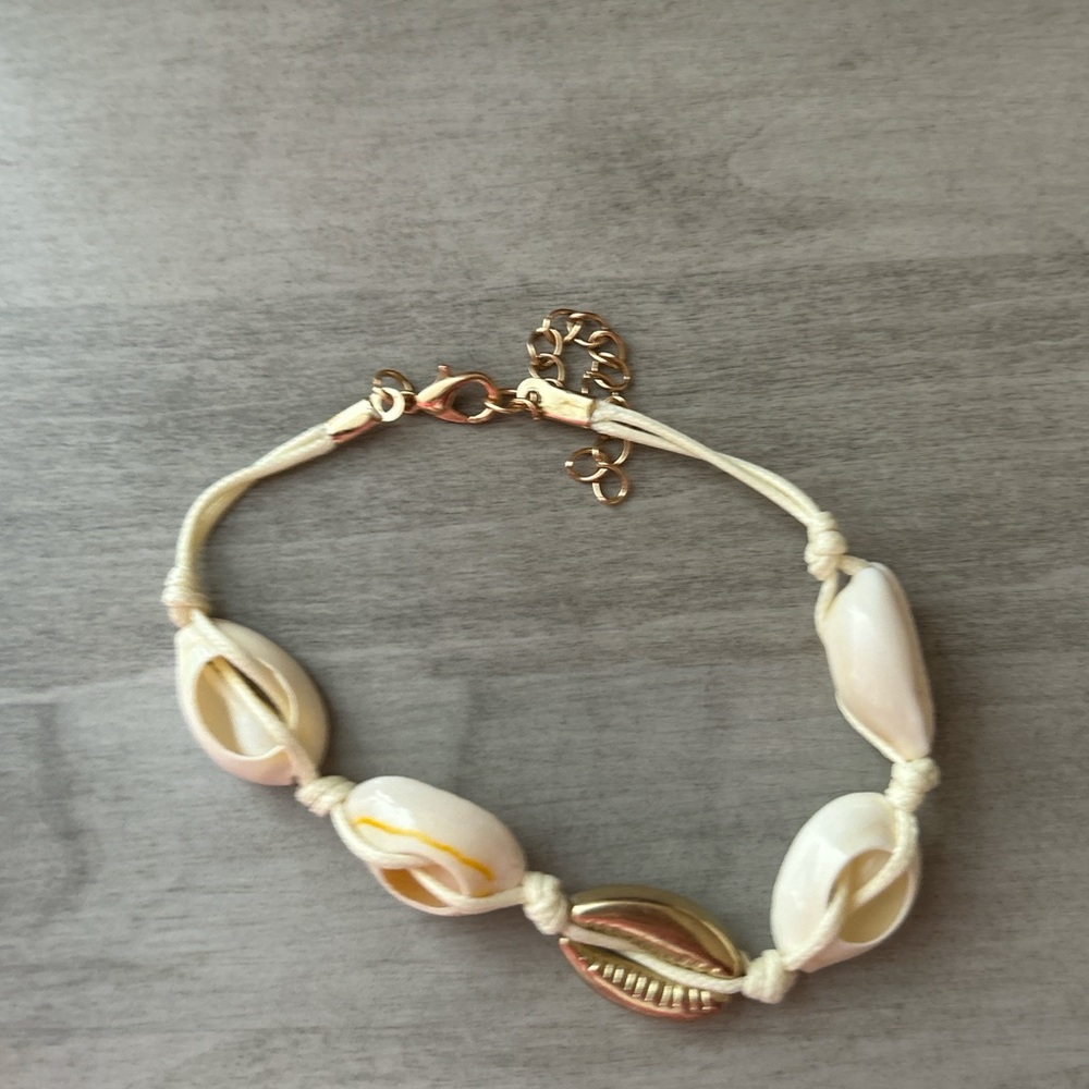 American Eagle Outfitters Cream and Gold Cowrie Shell Bracelet